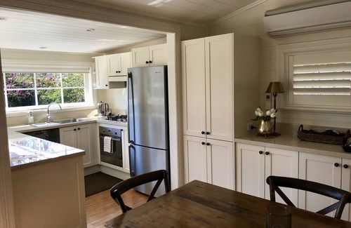 Burrawang Cottage | Walnut Cottage. Détente Country Charm.