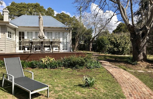 Burrawang Cottage | Walnut Cottage. Détente Country Charm.
