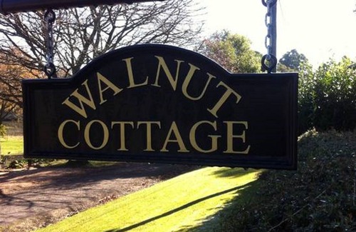 Burrawang Cottage | Walnut Cottage. Détente Country Charm.