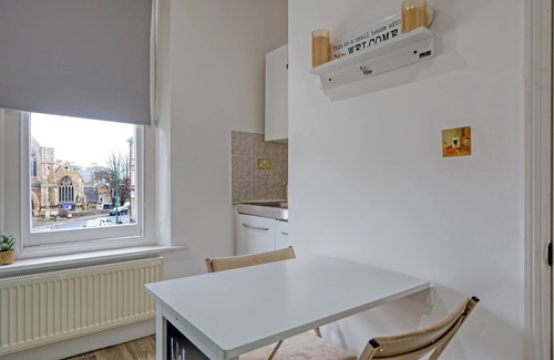 Wanstead Appartement | Wanstead gem! Bright, cosy & immaculate 1 bed apartment on the high street!