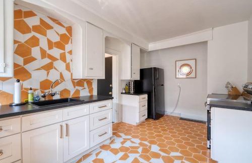 Hosford-Abernethy Appartement | Warhol Suite - Cozy Apartment - 92 WalkScore