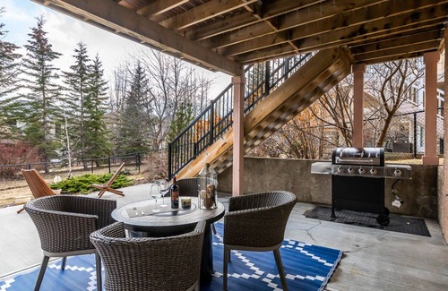 Southwest Calgary Maison | Warm and Best Home for Families