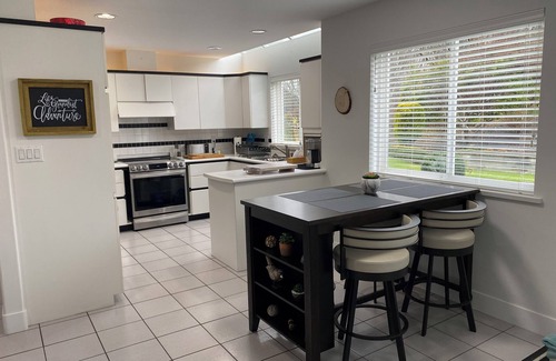 Surrey Maison | Warm and charming pet friendly home in Crescent Village and steps to the Beach.
