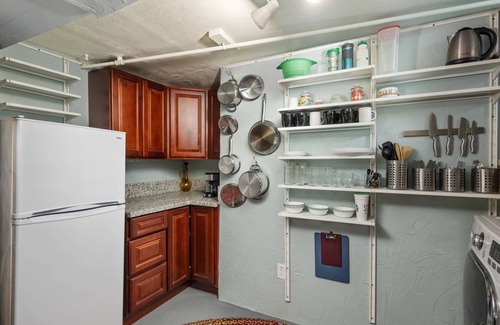Madison South Copropriété | Warm and Cozy Basement, Covered Outdoor Area w/ BBQ and Fire-Table, 6 Miles to Downtown