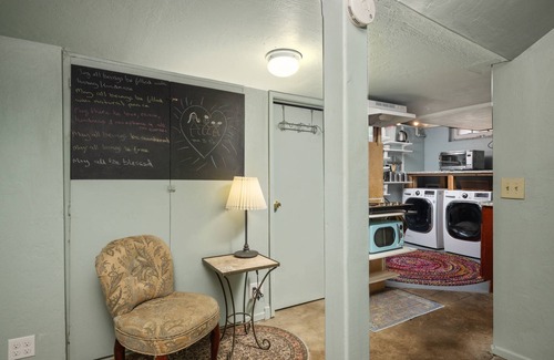 Madison South Copropriété | Warm and Cozy Basement, Covered Outdoor Area w/ BBQ and Fire-Table, 6 Miles to Downtown