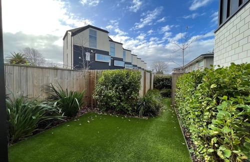 Merivale Appartement | Warm and Stylish 2BR Home