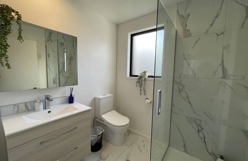 Merivale Appartement | Warm and Stylish 2BR Home