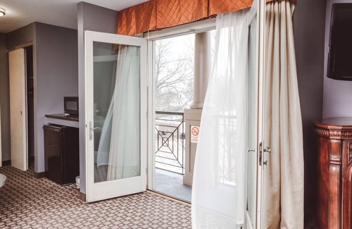 Zion Hôtel | Warm Boutique Vibes with Firepits l Near Shiloh House & Lake Michigan
