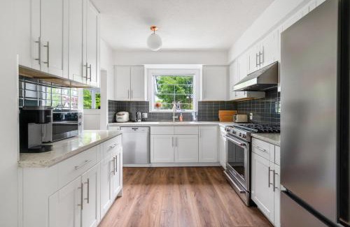 Dunbar Maison | Warm & Comfortable 5B2B Family Home Vancouver West