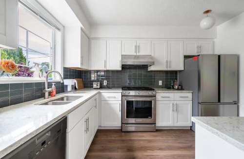 Dunbar Maison | Warm & Comfortable 5B2B Family Home Vancouver West