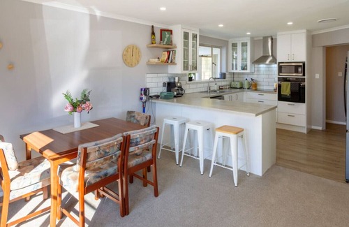 Avonhead Maison | Warm Family Home near CHCH Airport with Parking
