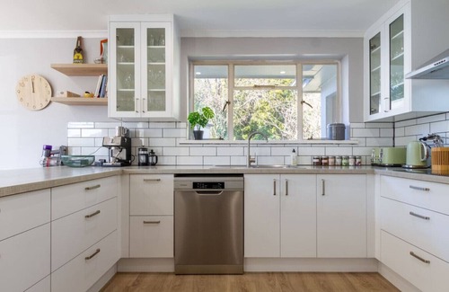 Avonhead Maison | Warm Family Home near CHCH Airport with Parking
