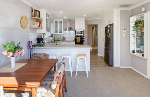 Avonhead Maison | Warm Family Home near CHCH Airport with Parking