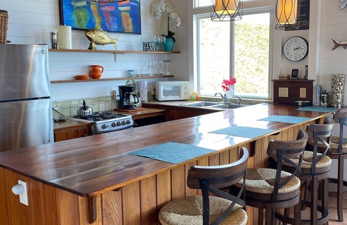 Estate Concordia A Cottage | Brises de l'océan chaudes et vagues se brisant sur le récif de corail ci-dessous. Tout nouvel intérieur!