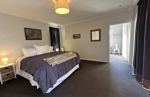 Waimate District Autre | Warm, sunny farmhouse, private and peaceful with views. Dog and horse friendly!