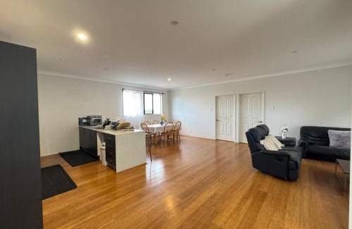Coopers Plains Maison | Warm Welcome at Coopers Plains
