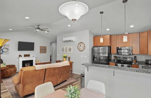 Salem Maison | Comforting, Quiet, Solar Pwr Home in Keizer Exurbs
