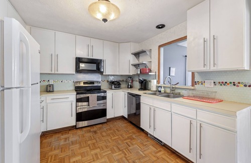 North Central Omaha Maison | Warren. Tranquil golf course views.