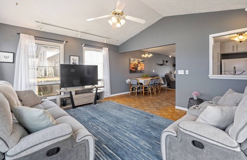 North Central Omaha Maison | Warren. Tranquil golf course views.