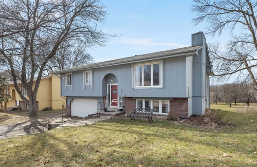 North Central Omaha Maison | Warren. Tranquil golf course views.