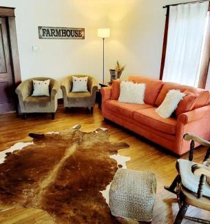 Johnson County Maison | Warrensburg, UCM, Whiteman AFB, KC Chiefs, Wedding Venue, Bring your Pet, Secluded Farmhouse
