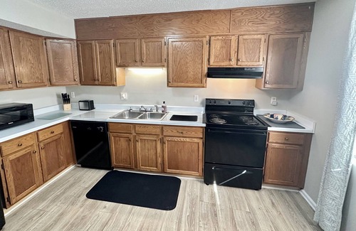 Hickory Appartement | Washer, Dryer, Desk, Smart TV, Blackout Shades, Fully Stocked Kitchen Cookware