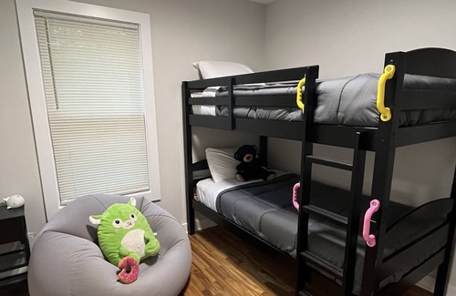 Southeast Maison | Washington D.C. Main Suite, near metro, with porch & free parking