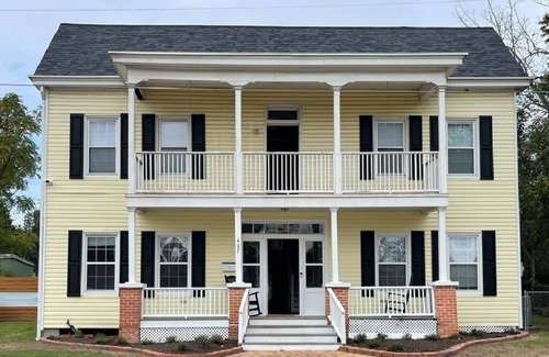 Brenham Maison | Washington House: Steps to Dwtn; Backyard oasis with fire pit/pool table/games