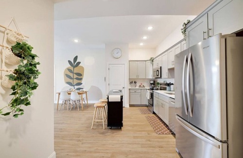 East Stroudsburg Appartement | Washington212 · Bohemian Paradise - King Suite