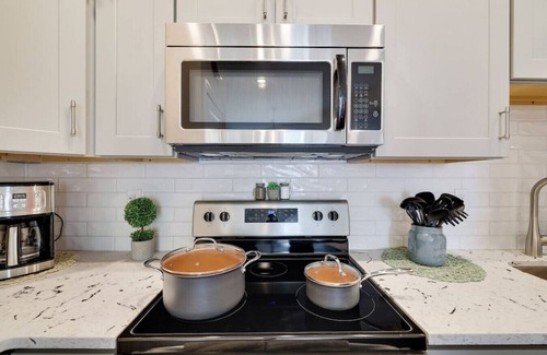 East Stroudsburg Appartement | Washington212 · Bohemian Paradise - King Suite