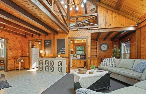 Tylersville Cabine | Wasson Woods Retreat w/ Fire Pit & HOT TUB