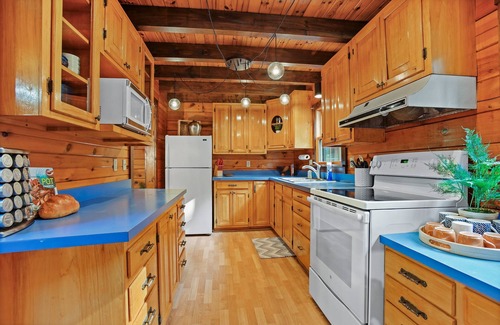 Tylersville Cabine | Wasson Woods Retreat w/ Fire Pit & HOT TUB