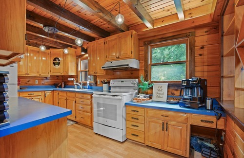 Tylersville Cabine | Wasson Woods Retreat w/ Fire Pit & HOT TUB
