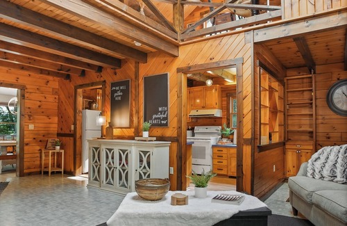 Tylersville Cabine | Wasson Woods Retreat w/ Fire Pit & HOT TUB