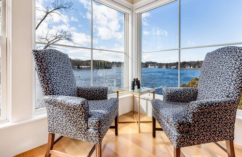 Amesbury Maison | Watch Eagles Soar at RiverBend: Waterfront, 4 Luxury suites, gourmet kitchen, Smart TVs, Fast WiFi