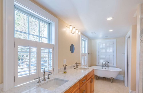 Amesbury Maison | Watch Eagles Soar at RiverBend: Waterfront, 4 Luxury suites, gourmet kitchen, Smart TVs, Fast WiFi
