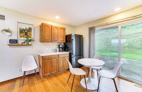 Peoria Heights Maison | Watch the Sunrise at this Quaint Lake-View Cottage