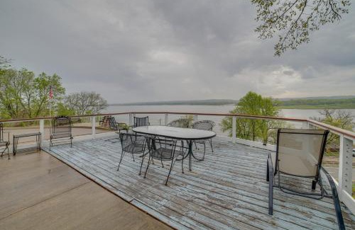 Peoria Heights Maison | Watch the Sunrise at this Quaint Lake-View Cottage