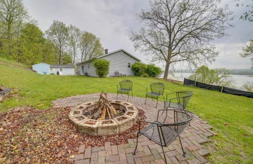 Peoria Heights Maison | Watch the Sunrise at this Quaint Lake-View Cottage