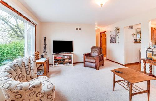 Peoria Heights Maison | Watch the Sunrise at this Quaint Lake-View Cottage