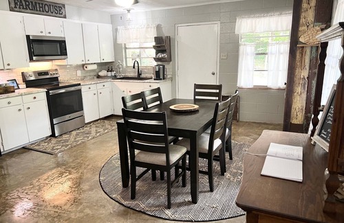Jefferson Maison | Kayaks-Canoe-Boathouse-Water Access quiet North Shore of Caddo Lake- Frog Town