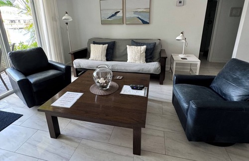 Harbor Village Copropriété | Water front condo with pool. Beautiful view. Walk to the beach.