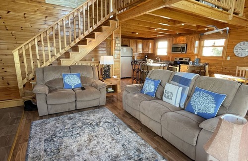 New London Maison | Water Front Log Cottage With Access To Outdoor Community Pool