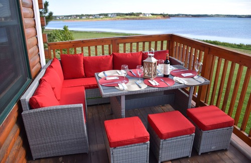 New London Maison | Water Front Log Cottage With Access To Outdoor Community Pool
