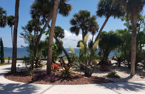 Indian River Estates Maison | Water Front Property with Dock and 2 Boat Lifts
