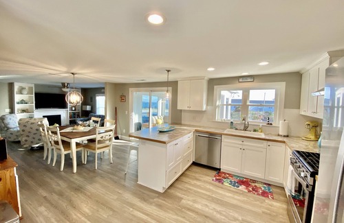Carteret County Maison | Water View&Access~ Game Room~Sunrise~Beach~Kayak Fishing~Close to Ferry~Sleeps 6