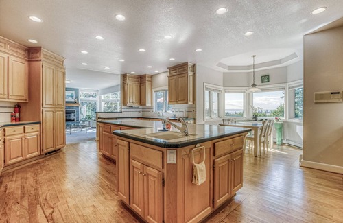 Clinton Maison | Water-view estate with on-site entertainment & 3 kitchens - events welcome