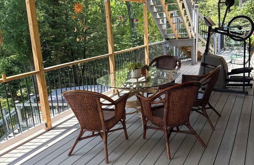Arnold Maison | Water view Oasis renovated 3 bedrooms, 2.5 bath &hot tub conveniently in Arnold!