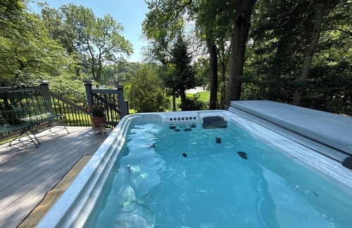Arnold Maison | Water view Oasis renovated 3 bedrooms, 2.5 bath &hot tub conveniently in Arnold!