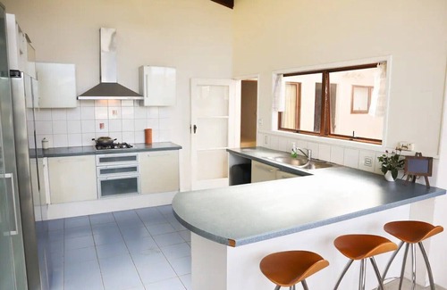Auckland Maison | Water views 5-Bedroom Large home | Family Friendly. Close to Airport & City.
